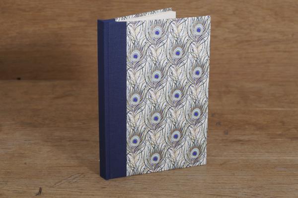 elegantes Notizbuch mit festem Einband, Pfauenfedermotiv blau und gold, blauer Rücken Leinen oder Samt